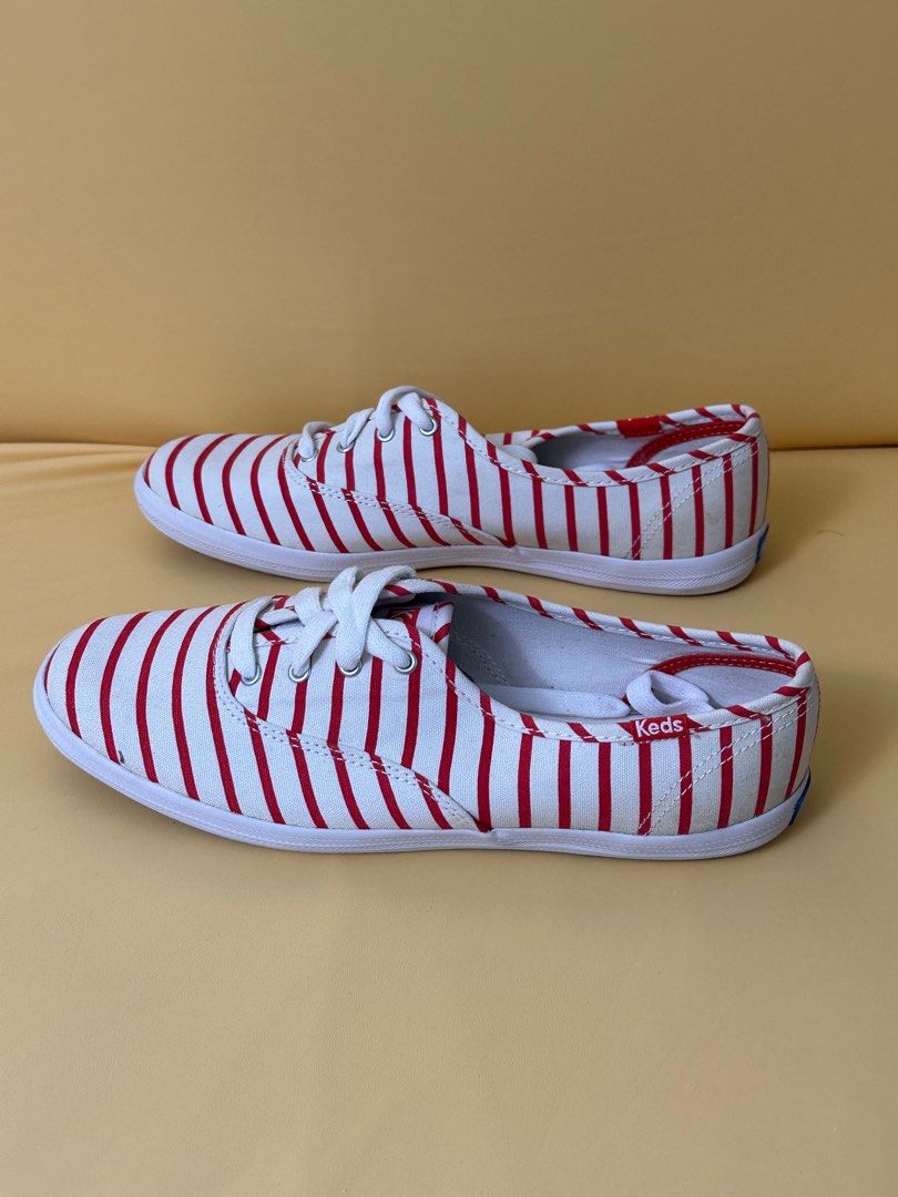 White keds with red stripe hot sale