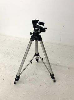 Manfrotto 075 studio tripod with 141RC 3 way head