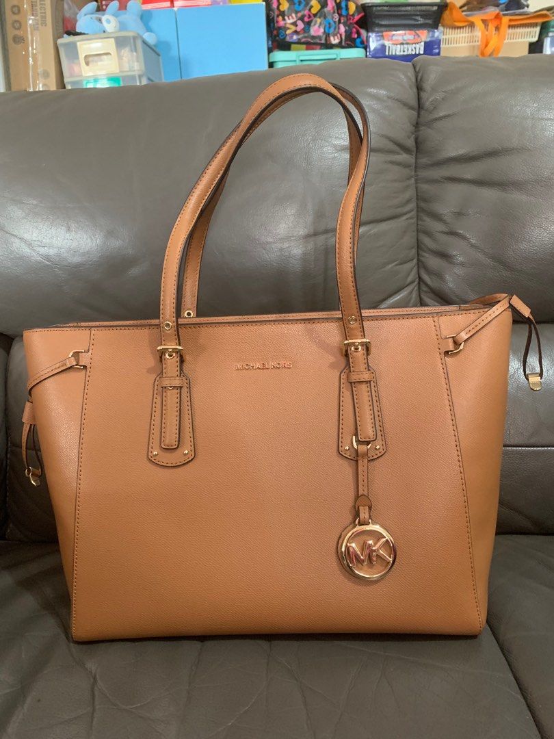 Voyager medium crossgrain leather tote bag hotsell