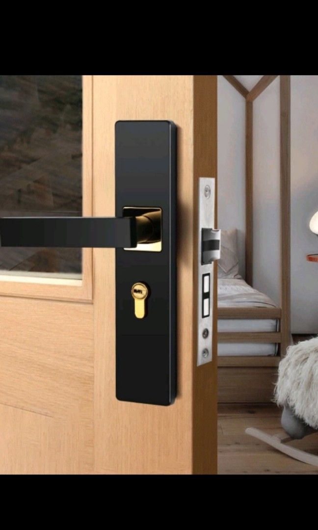 Minimalist door knob with keys (Category: Locks, Doors & Gates) located in Manila. Submitted by sheinevida (Listing ID 1280554250, Image 1). Description: 2 avail!! hindi nagamit sa main door namin kasi flush door ang nabili instead na solid wood.. nabutasan ng bilog agad kaya no choice mag regular door knob.