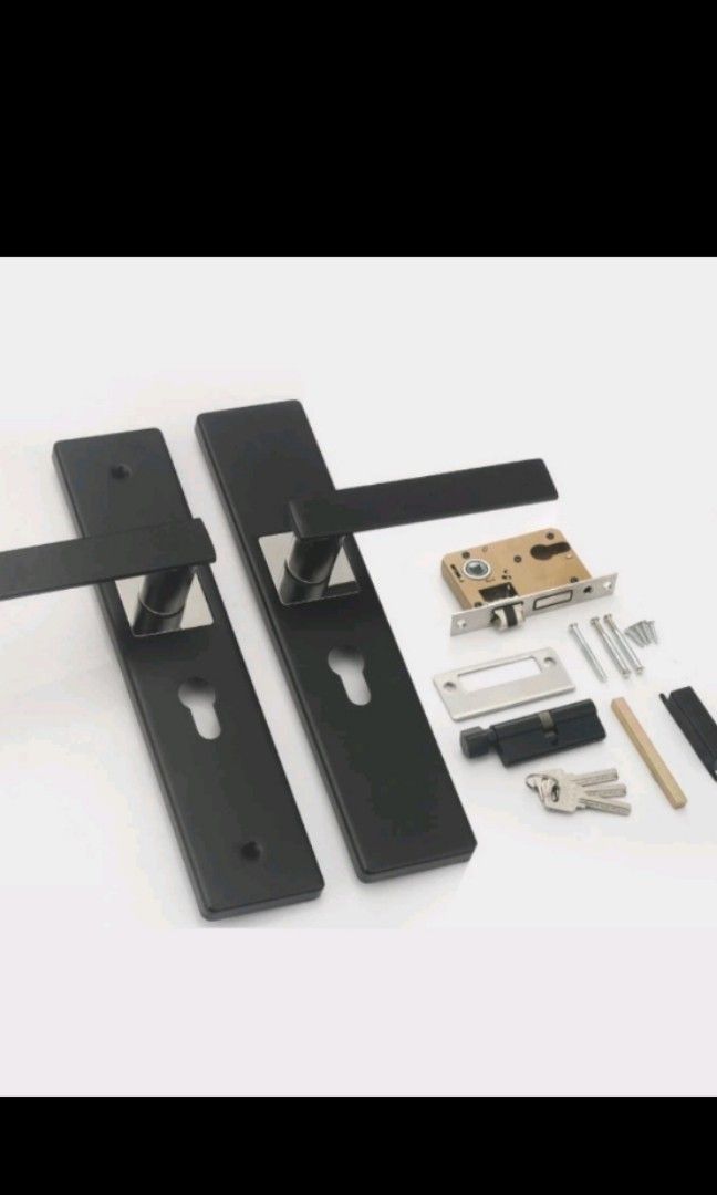 Minimalist door knob with keys (Category: Locks, Doors & Gates) located in Manila. Submitted by sheinevida (Listing ID 1280554250, Image 2). Description: 2 avail!! hindi nagamit sa main door namin kasi flush door ang nabili instead na solid wood.. nabutasan ng bilog agad kaya no choice mag regular door knob.