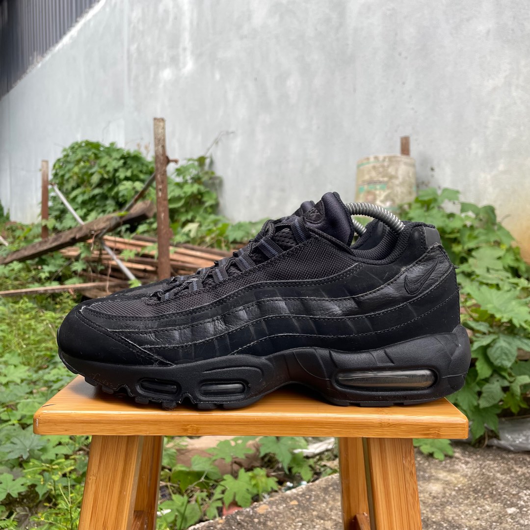 Air max 95 top triple black on feet