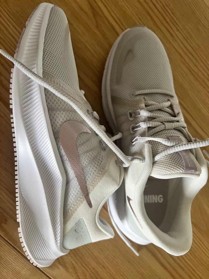 White nike shop running trainers