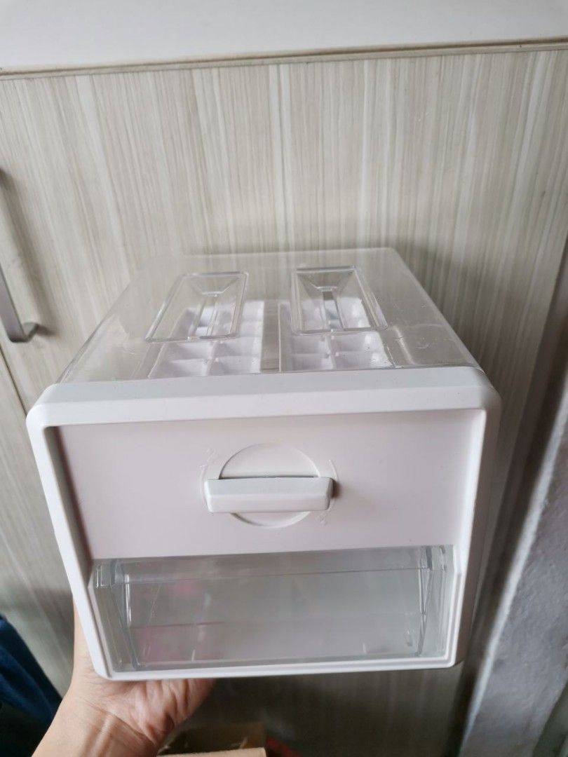 Twist clearance ice box