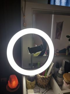 Selfie ringlight with phone holder