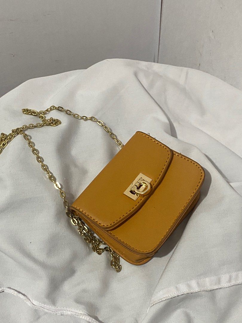 SMALL WALLET/ BAG WITH GOLD CHAIN (Category: Purses & Pouches) located in Pateros City. Submitted by ningrc (Listing ID 1280516176, Image 2). Description: never been used .