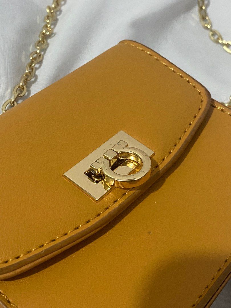 SMALL WALLET/ BAG WITH GOLD CHAIN (Category: Purses & Pouches) located in Pateros City. Submitted by ningrc (Listing ID 1280516176, Image 3). Description: never been used .