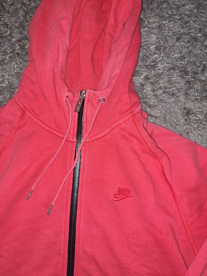 Vintage Nike Hoodie (Red) (Category: Coats, Jackets and Outerwear) located in Bacoor. Submitted by casadeukay (Listing ID 1280497801, Image 3). Description: .