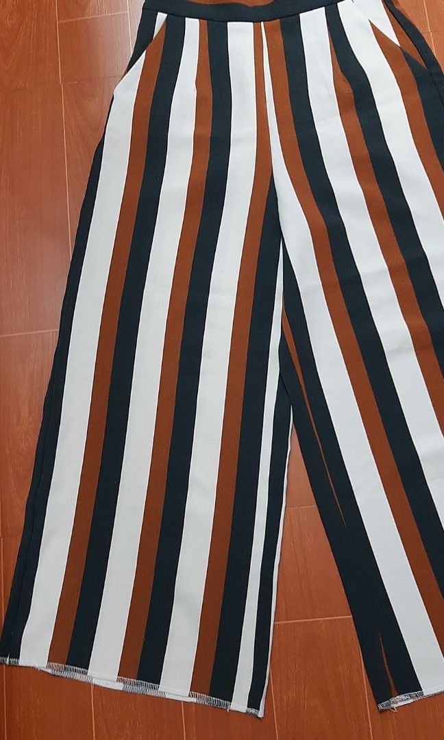 Wideleg pants (Category: Other Bottoms) located in Rizal. Submitted by annmaria_declutter (Listing ID 1280436793, Image 2). Description: Hi,selling my preloved pants,premium po ang cloth nito mga momsh makapal po,with 2 open pockets. length 36" waist 27.
