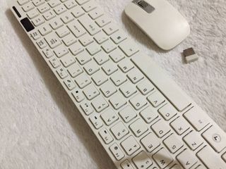 Wireless keyboard w/ mouse (white)
