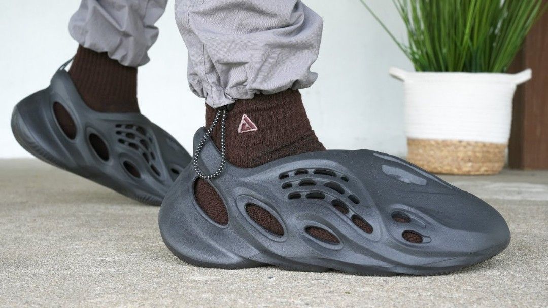 Yeezy Foam Runner Carbon