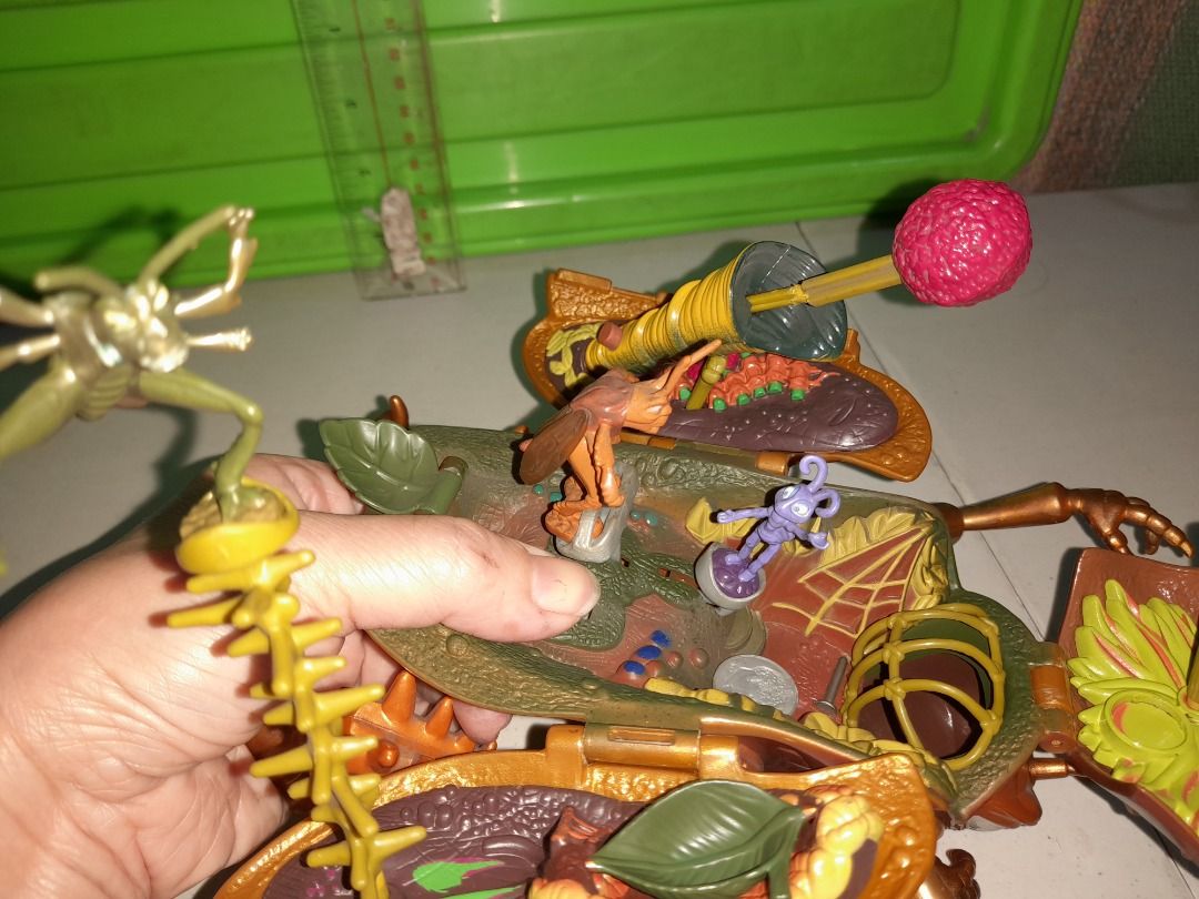 1998 Matel Bug's Life Playset Hopper Hideout with complete accessories