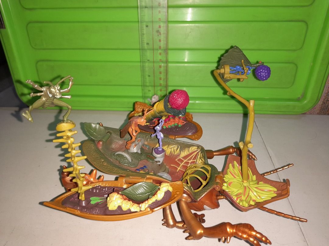 1998 Matel Bug's Life Playset Hopper Hideout with complete accessories