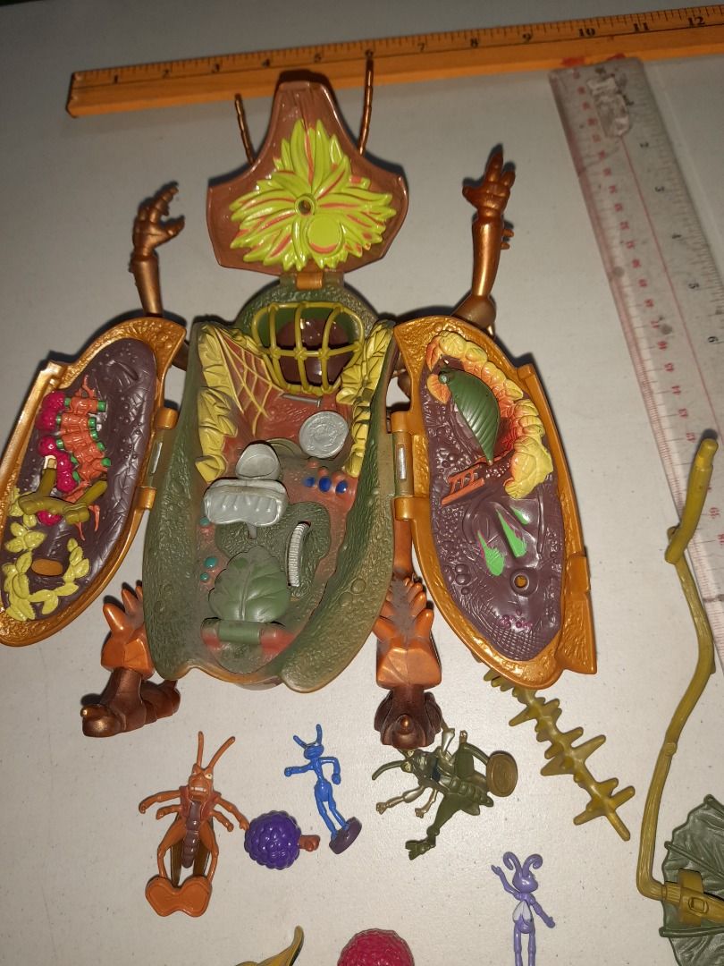1998 Matel Bug's Life Playset Hopper Hideout with complete accessories