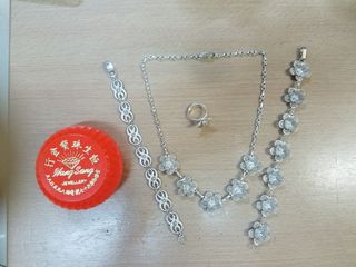🗄 Vintage High-End Handmade Silver Jewelry, from the 1970s/80s. During that era, life was tough for ordinary citizens, and not every household could afford jewelry or gold items. However, people still needed accessories to match their outfits when attending banquets or weddings, which led to the emergence of such handmade pure silver ornaments. Collected for decades, in new and clean condition. Entirely handcrafted with manual design, soldering, and twisting. Wedding set including necklace, two bracelets, and rings, comes with a jewelry box (not sold separately, no price negotiation, buy only if suitable, serious inquiries only) (see settlement location first)64200822009602110