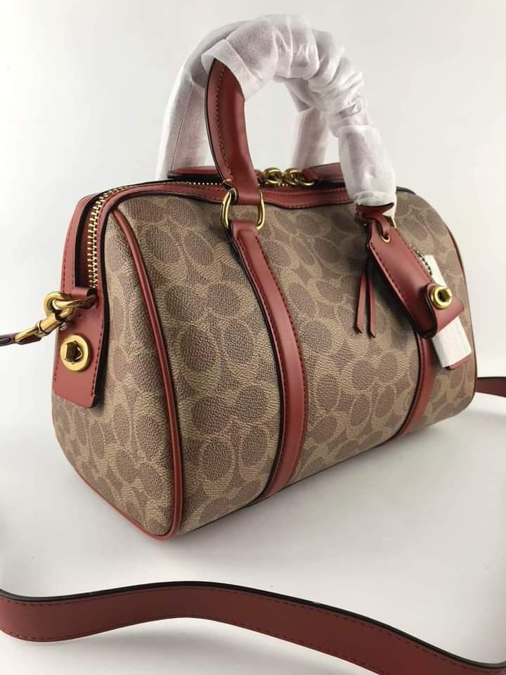 🍀 CCH Ruby Satchel (Category: Luxury Bags & Wallets) located in Manila. Submitted by shan_kenz (Listing ID 1280717835, Image 3). Description: 🍀 CCH Ruby Satchel ▪️25x18x14.5cm 💰P2,500 ▪️Actual photo ▪️Plus SF.