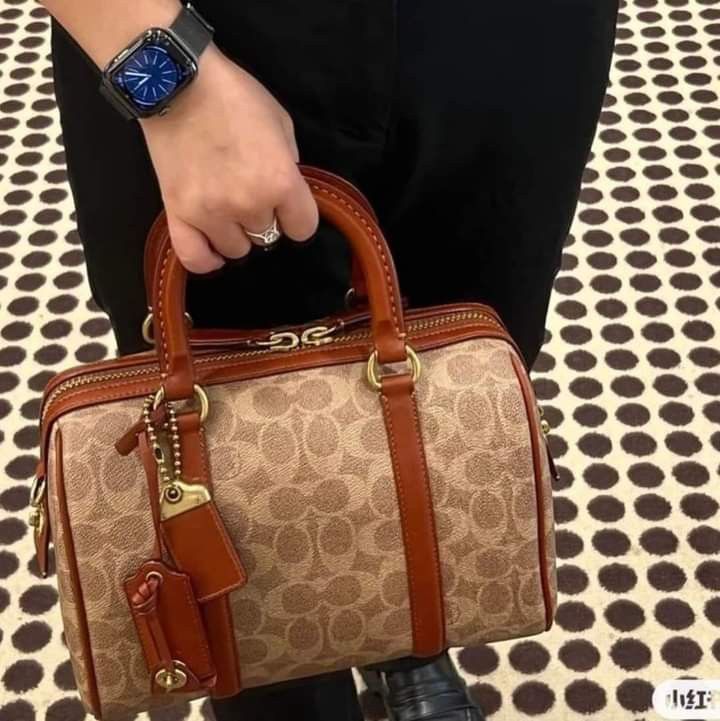 🍀 CCH Ruby Satchel (Category: Luxury Bags & Wallets) located in Manila. Submitted by shan_kenz (Listing ID 1280717835, Image 1). Description: 🍀 CCH Ruby Satchel ▪️25x18x14.5cm 💰P2,500 ▪️Actual photo ▪️Plus SF.
