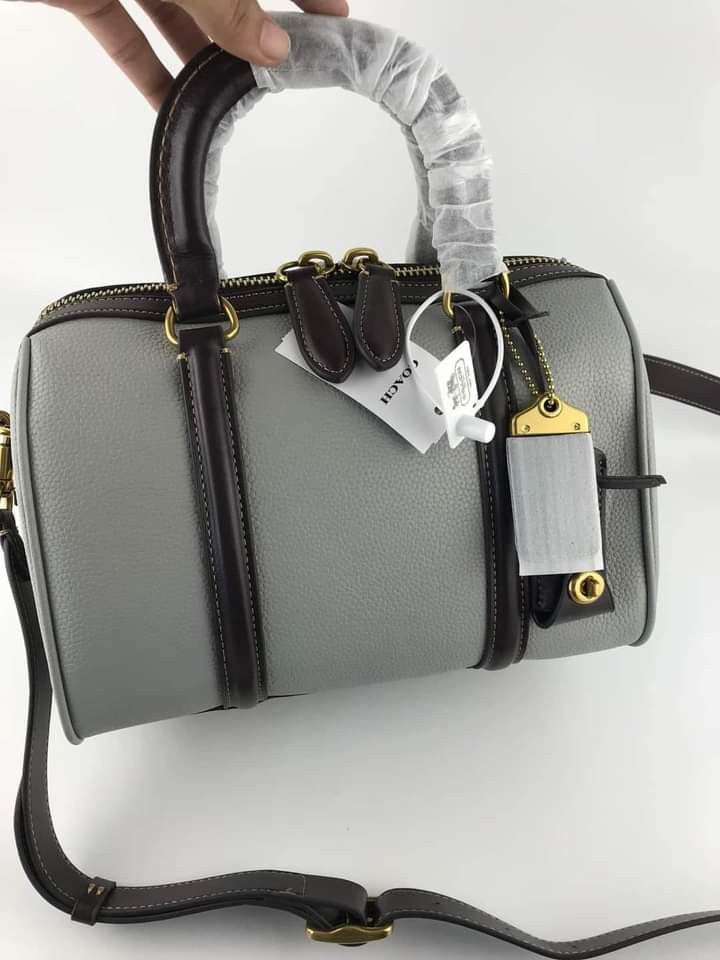 🍀 CCH Ruby Satchel (Category: Luxury Bags & Wallets) located in Manila. Submitted by shan_kenz (Listing ID 1280718374, Image 2). Description: 🍀 CCH Ruby Satchel ▪️25x18x14.5cm 💰P2,500 ▪️Actual photo ▪️Plus SF.