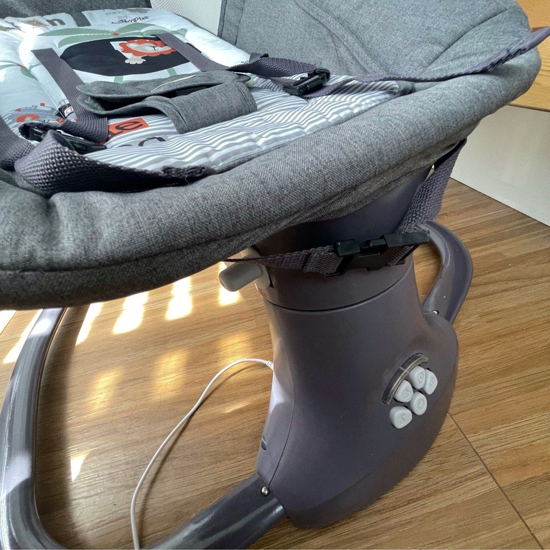 Akeeva Snuggli Automatic Swing (Category: Cots & Cribs) located in Quezon City. Submitted by jaja.20 (Listing ID 1280590818, Image 2). Description: Bought from SM Department Store just recently. -Guaranteed authentic -Complete inclusions with box and receipt -Remote control and battery included USED FOR 1 WEEK ONLY We decided to settle with a rocking crib Note: other accessories are not included in the PHOTO. But u will get it along with the swin