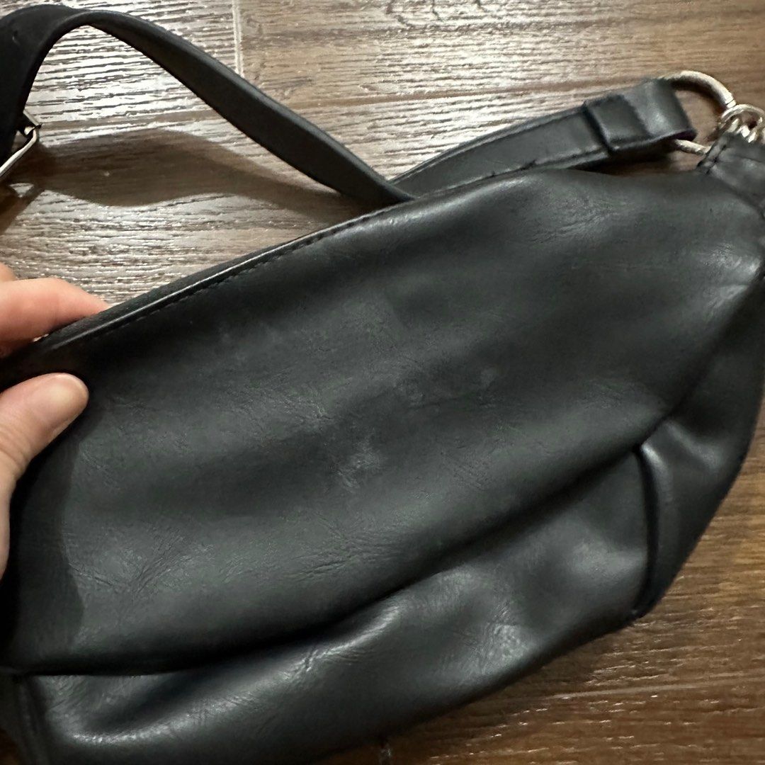 Black chain hotsell bum bag