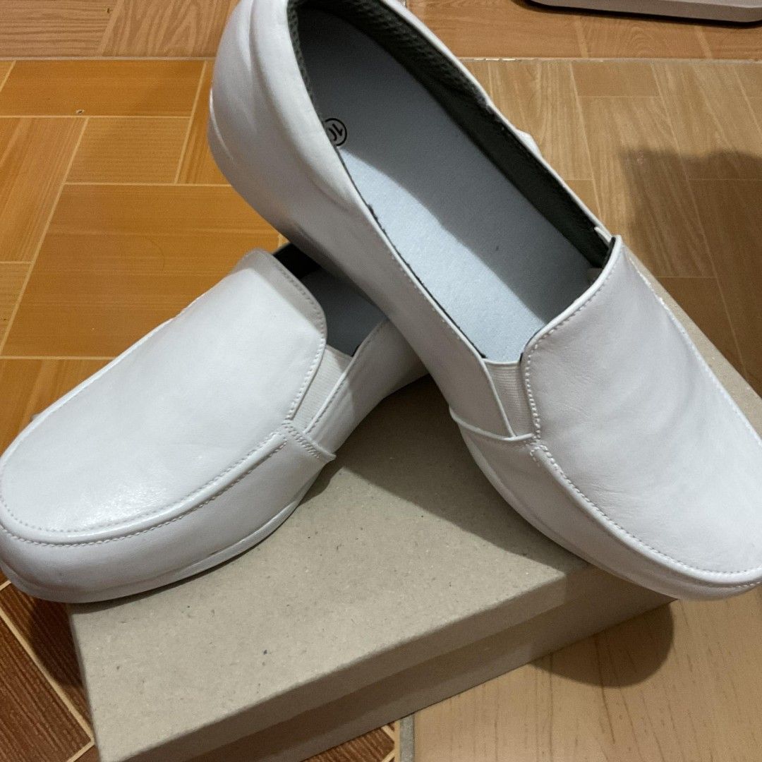 White hot sale clinical shoes