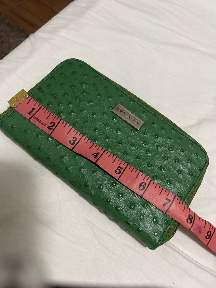 2026 Laura Klein green long wallet (Category: Wallets & Card holders) located in Silang. Submitted by sari2bilina (Listing ID 1280761631, Image 3). Description: .