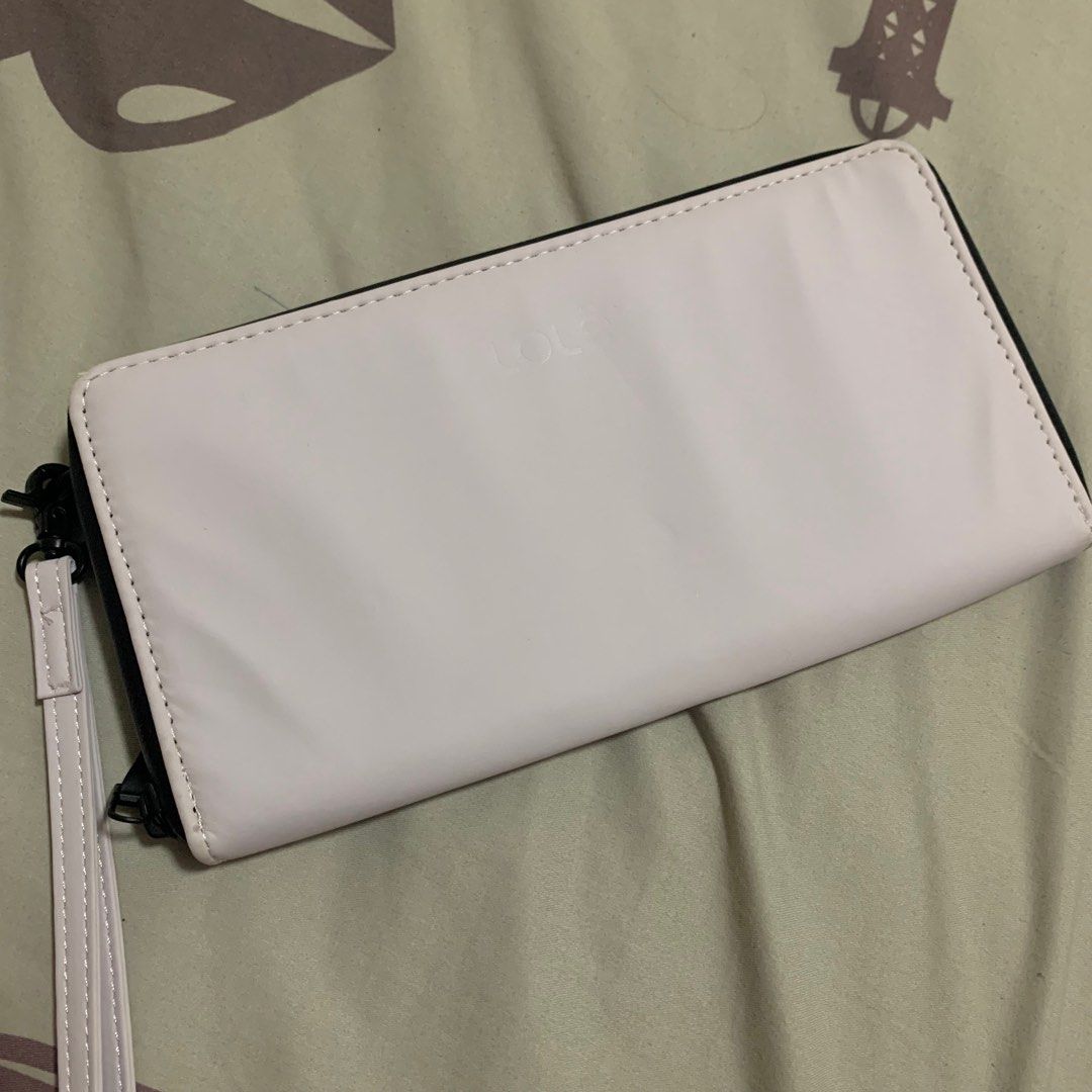 Lole Travel Wallet - White (Category: Luxury Bags & Wallets) located in Pasay City. Submitted by byethings (Listing ID 1280684363, Image 1). Description: Materials & Fabric: Light Rubber, 100% Polyester.