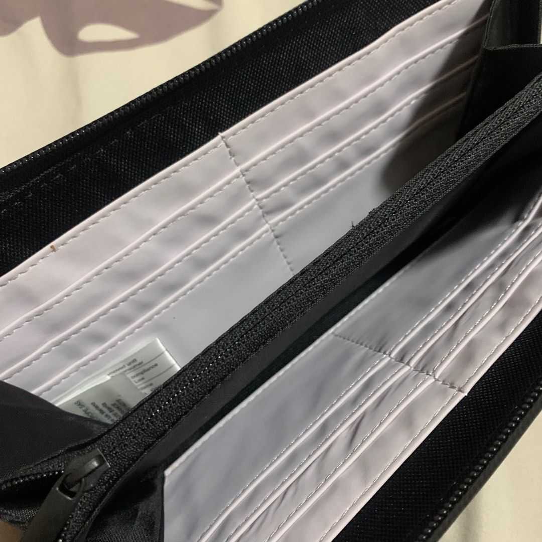 Lole Travel Wallet - White (Category: Luxury Bags & Wallets) located in Pasay City. Submitted by byethings (Listing ID 1280684363, Image 3). Description: Materials & Fabric: Light Rubber, 100% Polyester.