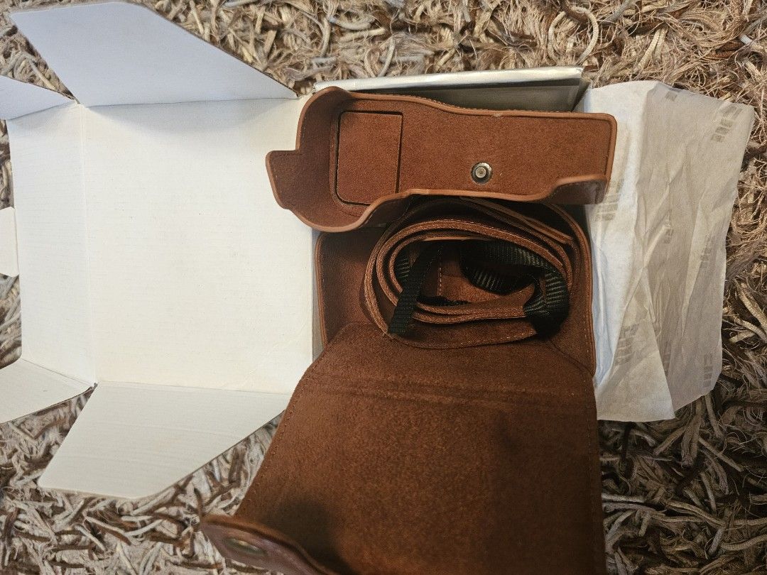 MegaGear Sony Alpha A7C Ever Ready Genuine Leather Camera Case (Category: Camera Bags & Carriers) located in Quezon City. Submitted by hapiyumi (Listing ID 1280647267, Image 3). Description: MegaGear Sony Alpha A7C Ever Ready Genuine Leather Camera Case - brown color Product Details: High Quality Genuine Leather Soft Internal Protective Padded Fabric Protects Against Scratches, Dust, Damage and Shock Easy to Clean and Maintain Ever Ready Design -