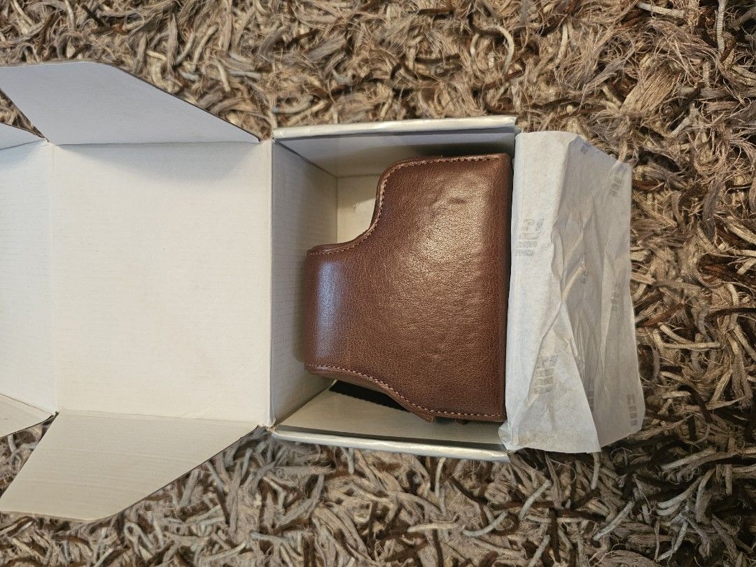 MegaGear Sony Alpha A7C Ever Ready Genuine Leather Camera Case (Category: Camera Bags & Carriers) located in Quezon City. Submitted by hapiyumi (Listing ID 1280647267, Image 2). Description: MegaGear Sony Alpha A7C Ever Ready Genuine Leather Camera Case - brown color Product Details: High Quality Genuine Leather Soft Internal Protective Padded Fabric Protects Against Scratches, Dust, Damage and Shock Easy to Clean and Maintain Ever Ready Design -