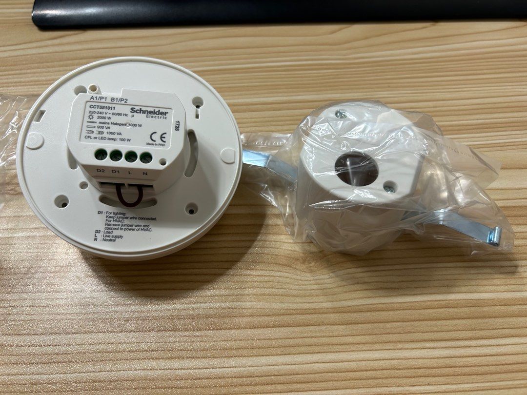 Motion Sensor (Category: Other Security Devices) located in Singapore. Submitted by spicebirdie (Listing ID 1280782971, Image 3). Description: Schneider Motion Sensor 4pcs left.