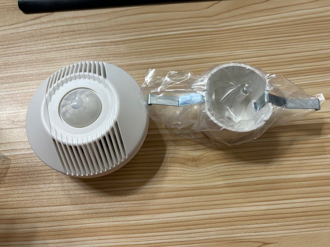 Motion Sensor (Category: Other Security Devices) located in Singapore. Submitted by spicebirdie (Listing ID 1280782971, Image 1). Description: Schneider Motion Sensor 4pcs left.