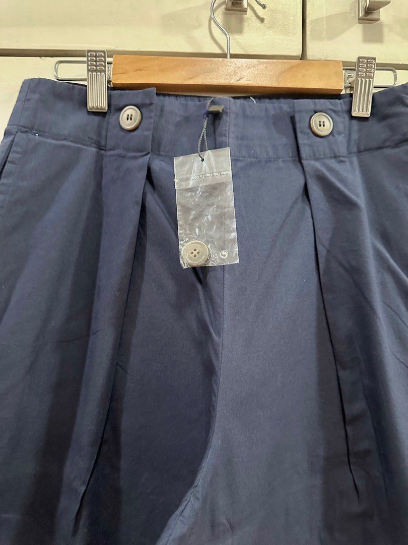 Navy blue Mango pleated trousers (Category: Other Bottoms) located in Pasig City. Submitted by Bbbb123 (Listing ID 1280683038, Image 2). Description: Comes with extra button replacement US4 fits 25-26” waistline.