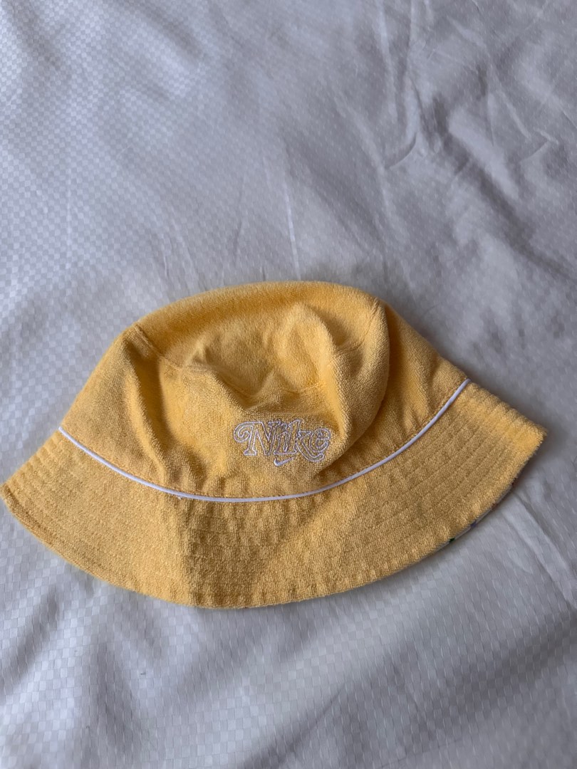 Nike retro cheap bucket hat yellow