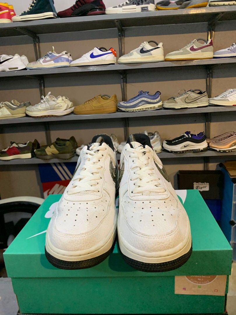 Nike Air Force brush stroke, Fesyen Pria, Sepatu Sneakers di