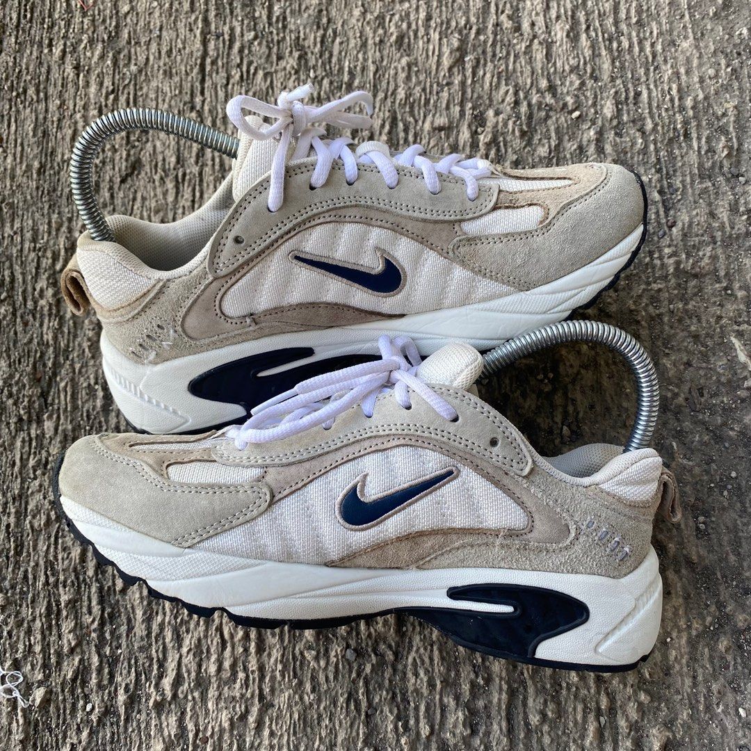 Nike internationalist hotsell trainers in white