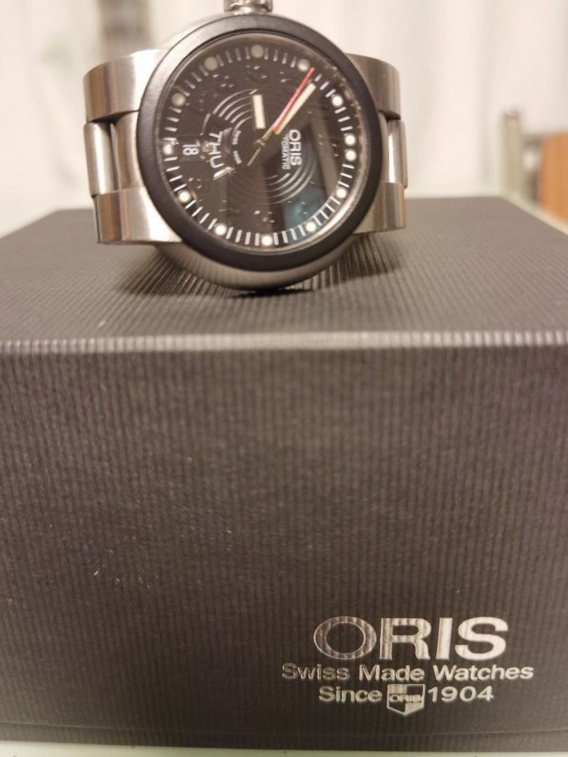 ORIS （分類：手錶）位於 Hong Kong。 由 tonyegg 提交（商品編號 1280755324，圖片 3）。簡介： ORIS day-date 左手錶！正常戴花痕！ 全套齊！有单有盒有説明書！05年錶！ $2500。