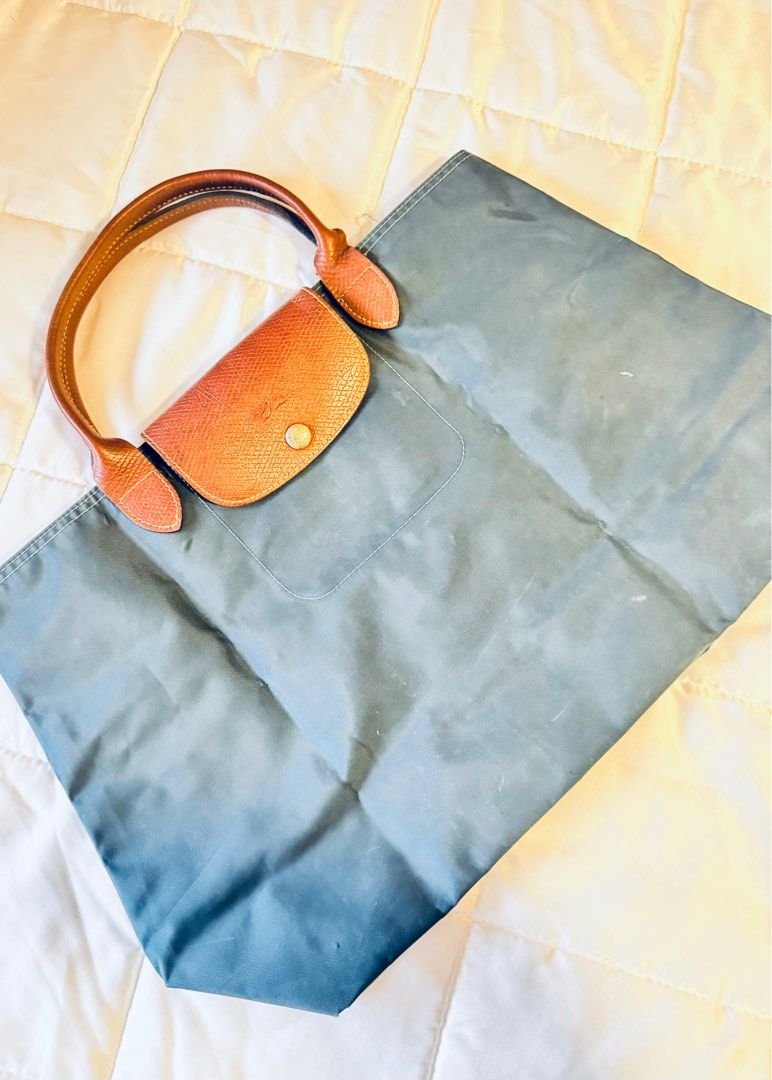 Preloved Longchamp Bag (Category: Luxury Bags & Wallets) located in Pasig City. Submitted by liberty_closet_ph (Listing ID 1280679417, Image 2). Description: Guaranteed Authentic Well-used #longchamp #bag #handbag.