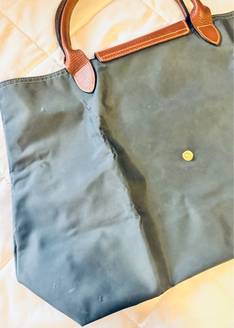 Preloved Longchamp Bag (Category: Luxury Bags & Wallets) located in Pasig City. Submitted by liberty_closet_ph (Listing ID 1280679417, Image 3). Description: Guaranteed Authentic Well-used #longchamp #bag #handbag.
