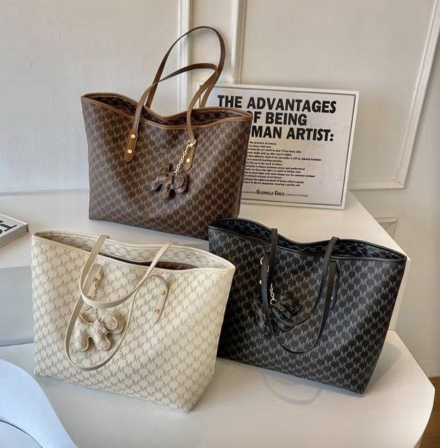 Stylish tote bag work bag leather bag shoulder bag with keychain big volume handbag
