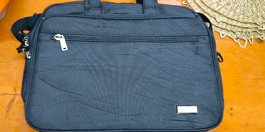 TUMI Laptop Bag Expandable (Category: Luxury Bags & Wallets) located in Davao. Submitted by ourvintagelife (Listing ID 1280678523, Image 1). Description: .