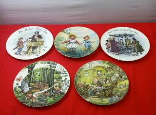 Vintage 8.5 inches Wedgwood England wall decor plate from the UK for 625 each *H27.
