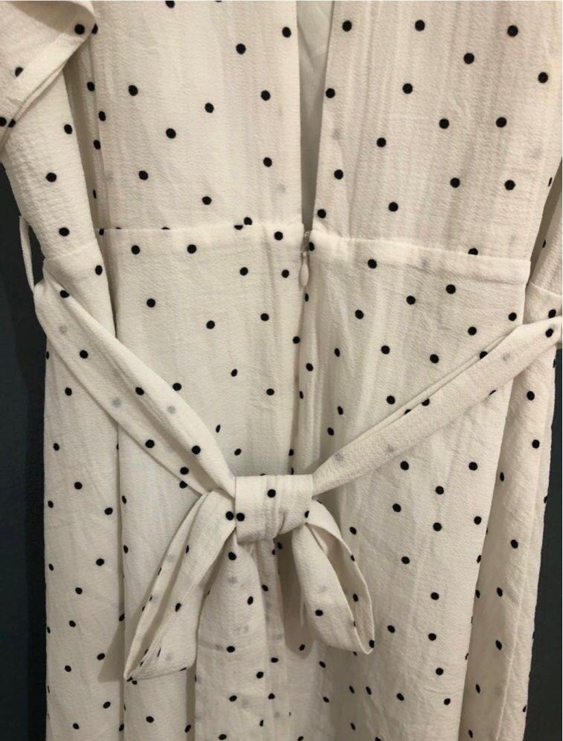 White Date Night Polka Dot Dress (Category: Dresses) located in Quezon City. Submitted by wantstodeclutter (Listing ID 1280677324, Image 3). Description: - Size on tag L - best fit M-L - Above the knee - Low neck cut - Back is open - Conservative but flaunty at the back.