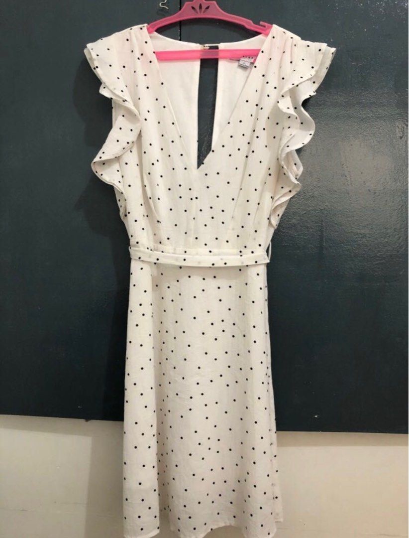 White Date Night Polka Dot Dress (Category: Dresses) located in Quezon City. Submitted by wantstodeclutter (Listing ID 1280677324, Image 1). Description: - Size on tag L - best fit M-L - Above the knee - Low neck cut - Back is open - Conservative but flaunty at the back.