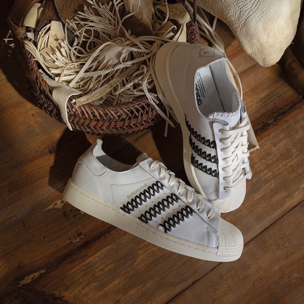 Adidas superstar 2 store black on feet