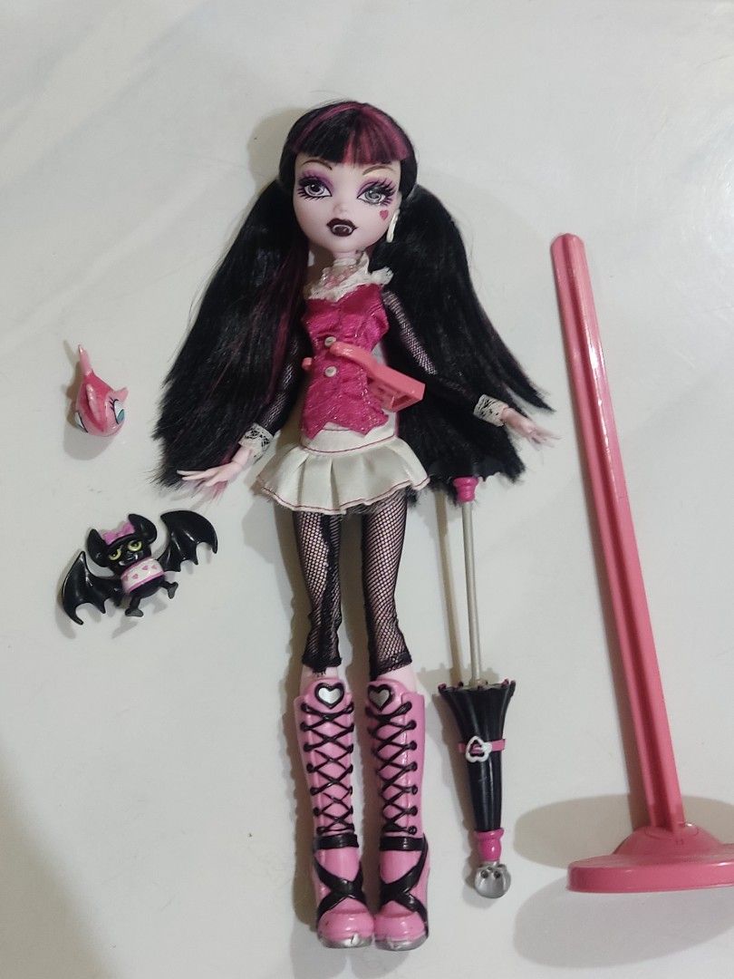 Basic Draculaura wave 1, Hobbies & Toys, Toys & Games on Carousell
