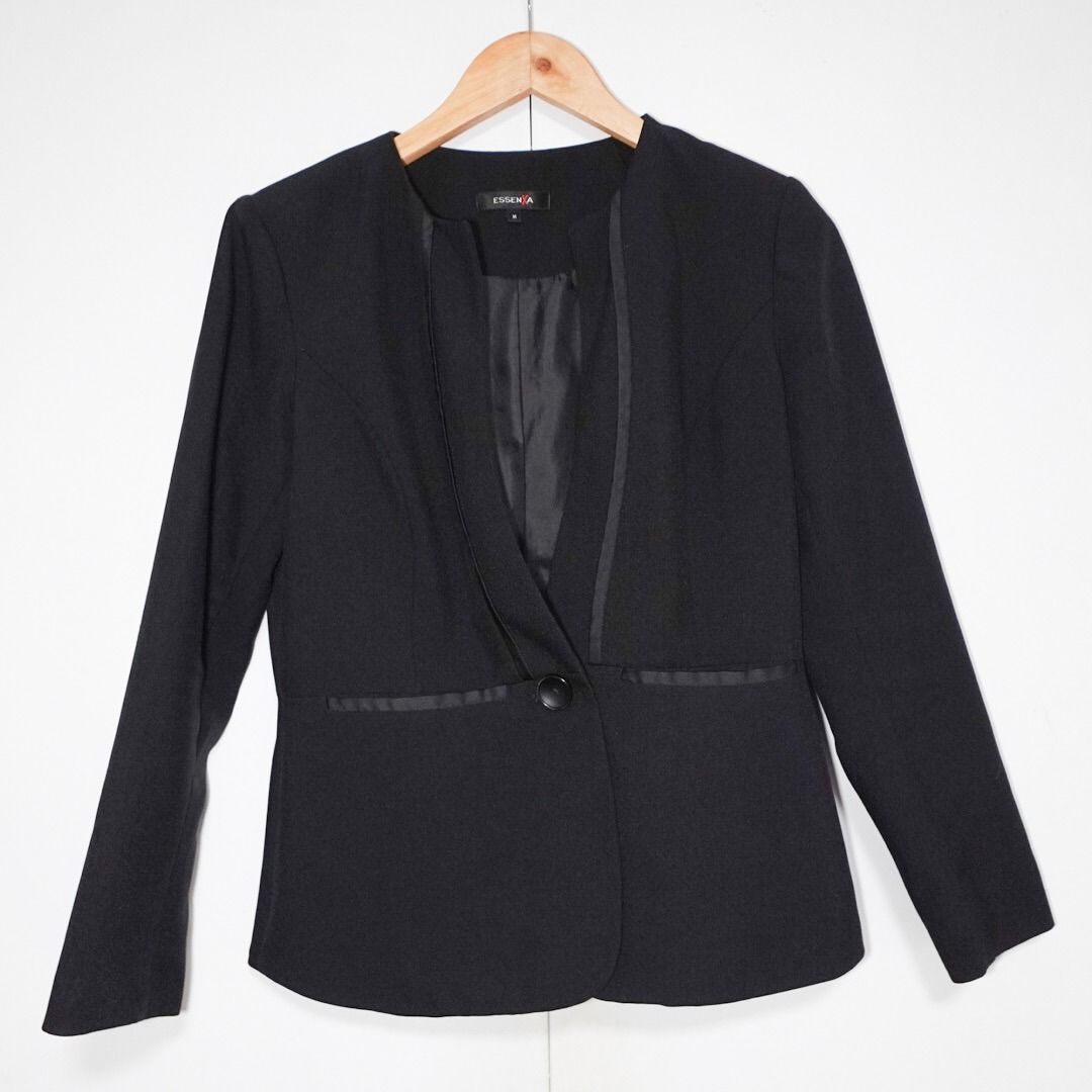 Black Blazer, Women's Fashion, Coats, Jackets and Outerwear on Carousell