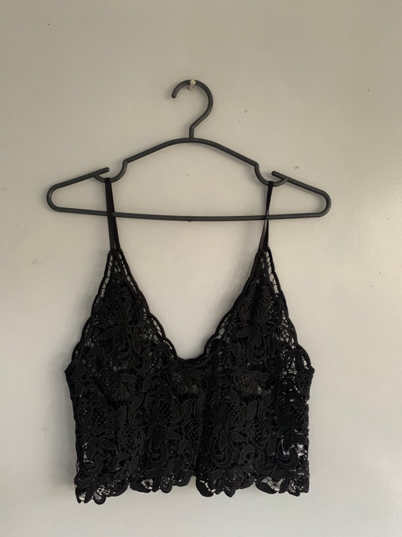 Black croptop, Women's Fashion, Tops, Sleeveless on Carousell