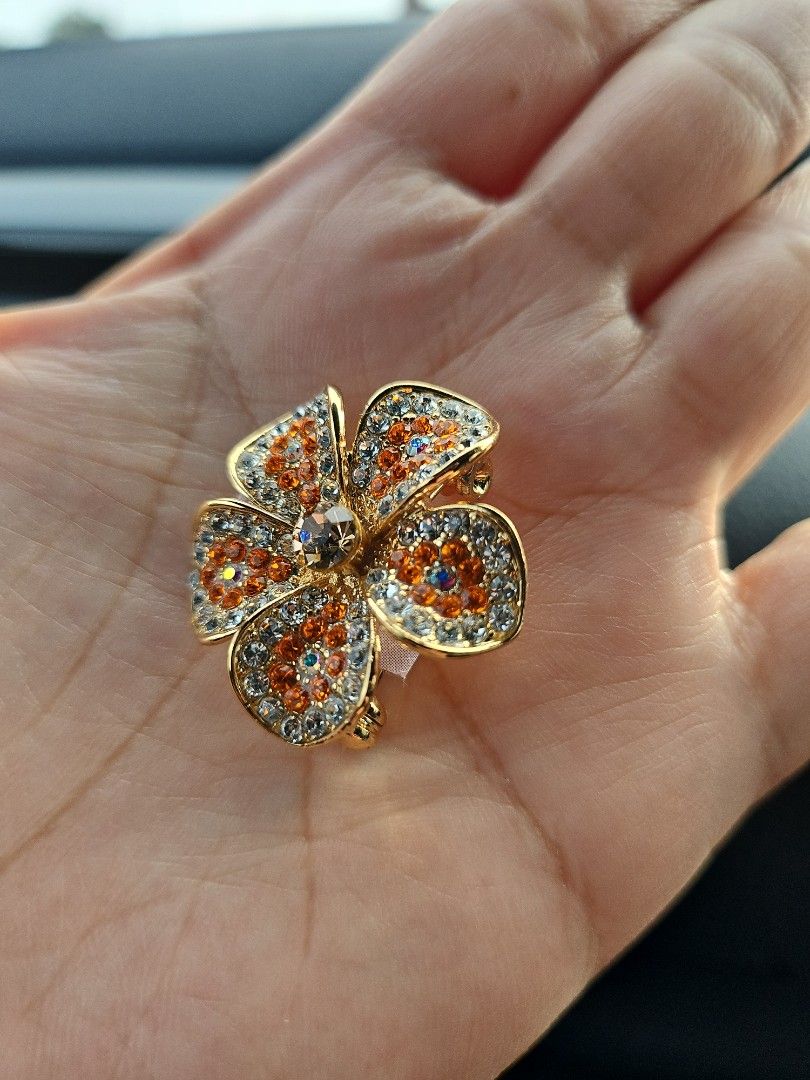 Ozel brooch deals