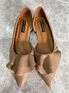 (Category: ) located in . Submitted by prettyyypreloved (Listing ID 1275973455, Image 1). Description: .